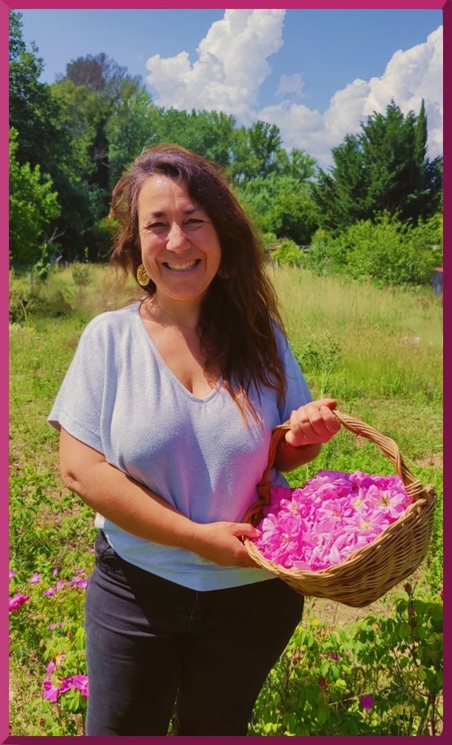 Audrey récoltant des fleurs dans son jardin